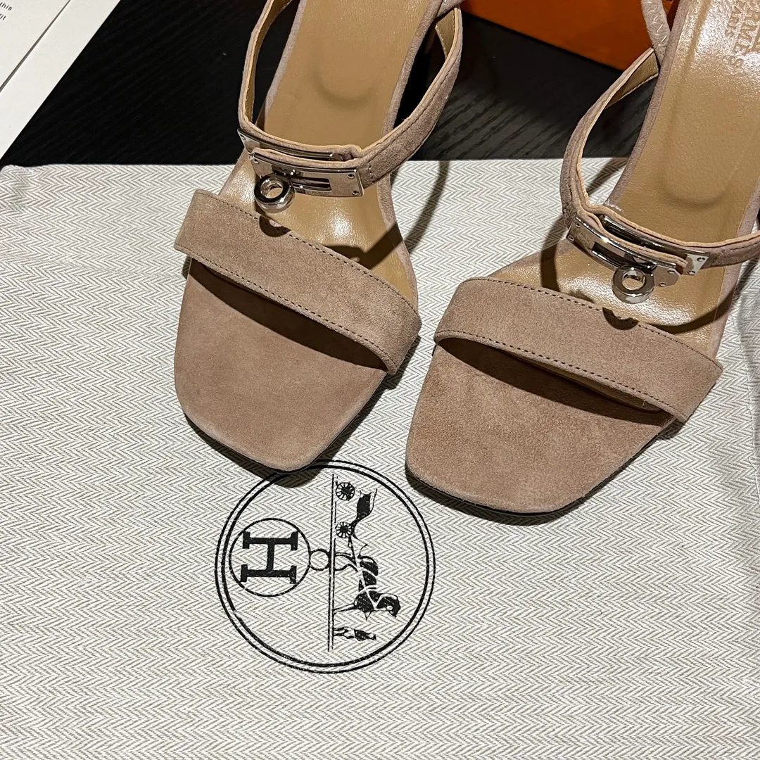 👟👟Ex-factory price 600👟👟 💋💋Continue the classics Hermes Classic H high-heeled sandals series————————Fashionable classic and versatile super comfortable It took half a year to disassemble the original version and develop it with craftsmanship and perfection in every detail Simple and smooth design to create a fashionable, classic and soft look 🥰🥰 Material: Original custom-made sheep suede, sheepskin lining for feet, Italian genuine leather outsole ▪️Heel height: 9cm ▪️SIZE: 34-42 (34.41 42 customized, non-returnable and non-exchangeable)